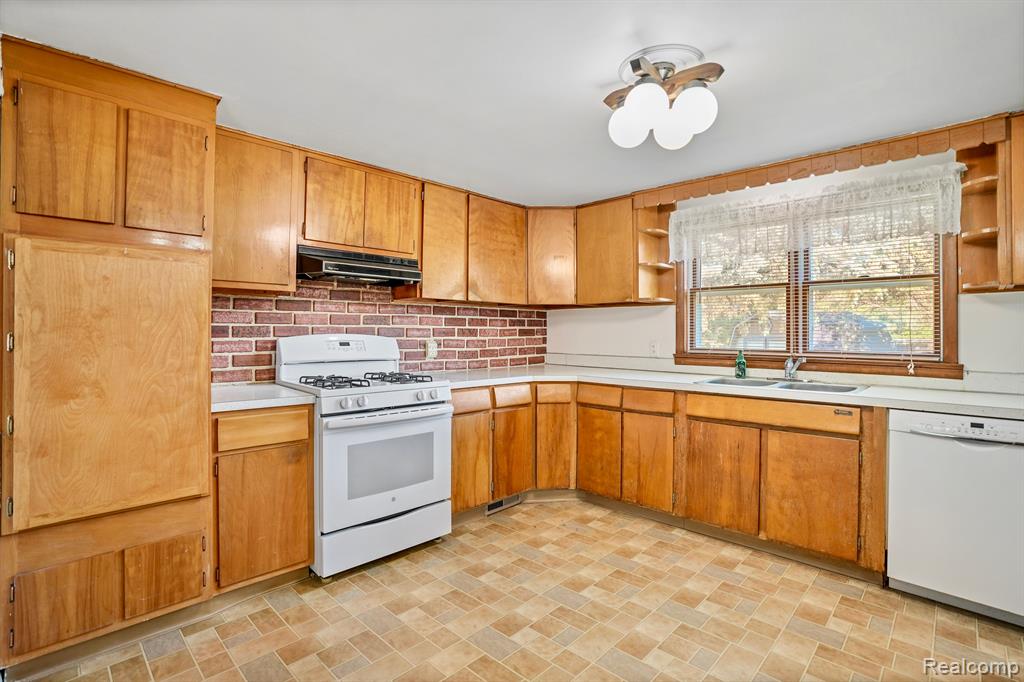 6154 Roberta Street, Burton, MI 48509 — Photo 3