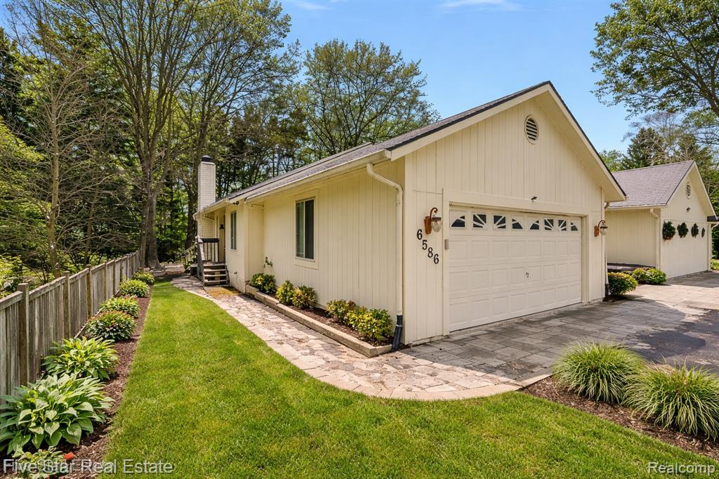 6586 Pontiac Lake Road, 1, Waterford, MI 48327 — Photo 2