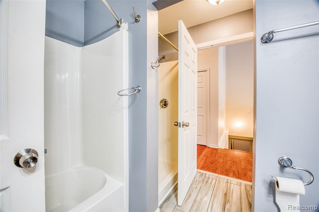10237 Swan Lake Circle, Ypsilanti, MI 48197 — Photo 24