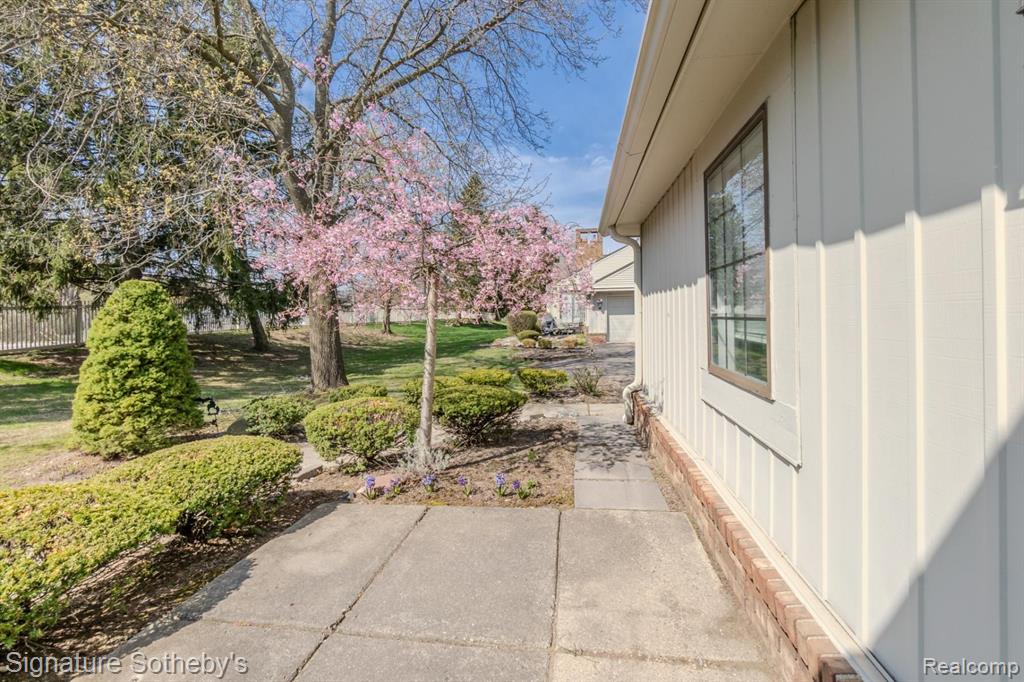 6015 PEBBLE LANE, West Bloomfield, MI — Photo 52