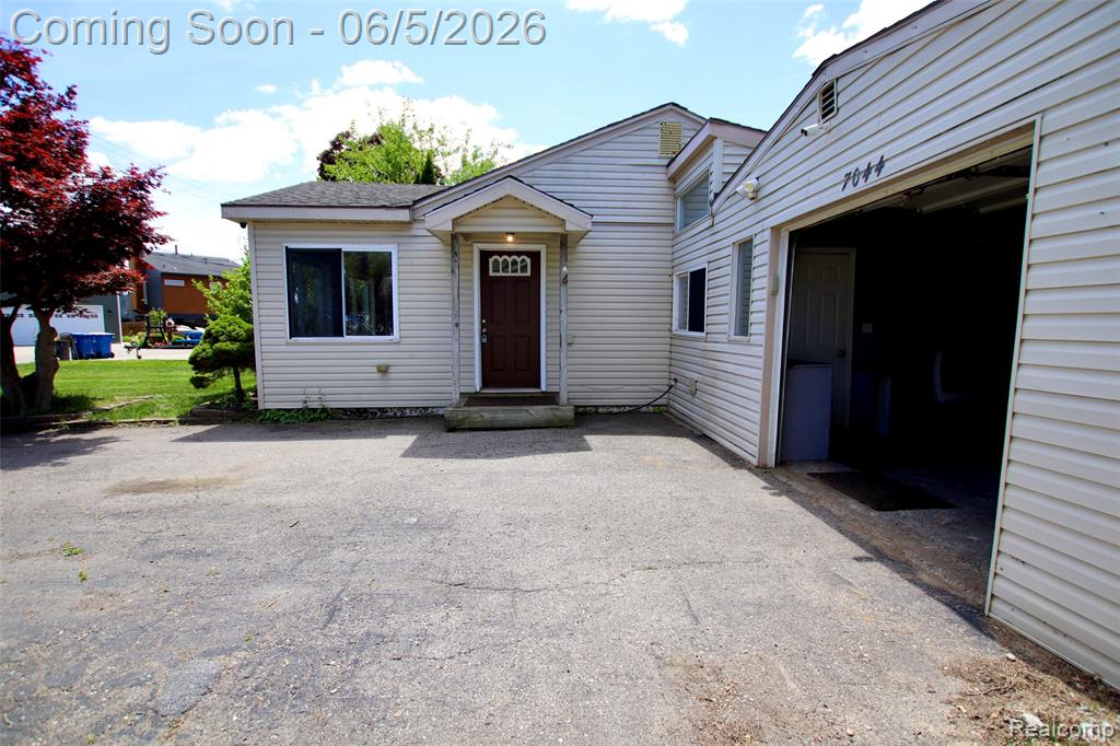 7044 Desmond Road, Waterford, MI 48329 — Photo 45