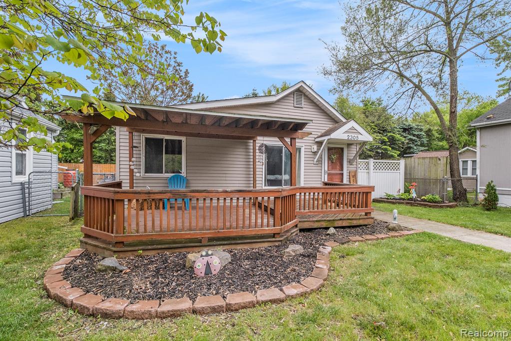 2305 Hester Court, Keego Harbor, MI 48320 — Photo 3