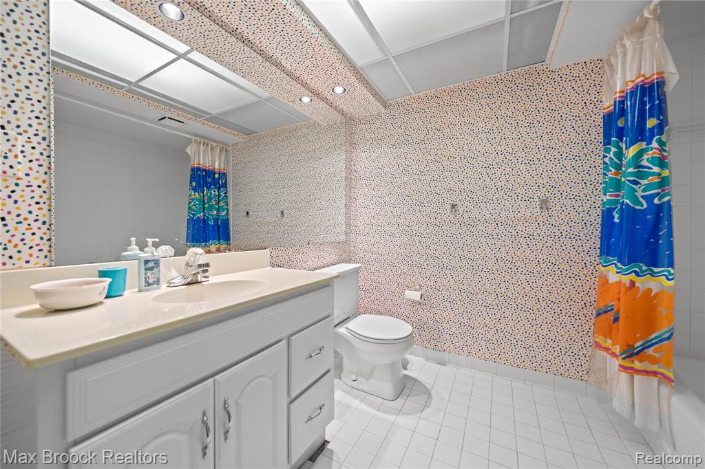 6684 Stonebridge E, West Bloomfield, MI — Photo 48
