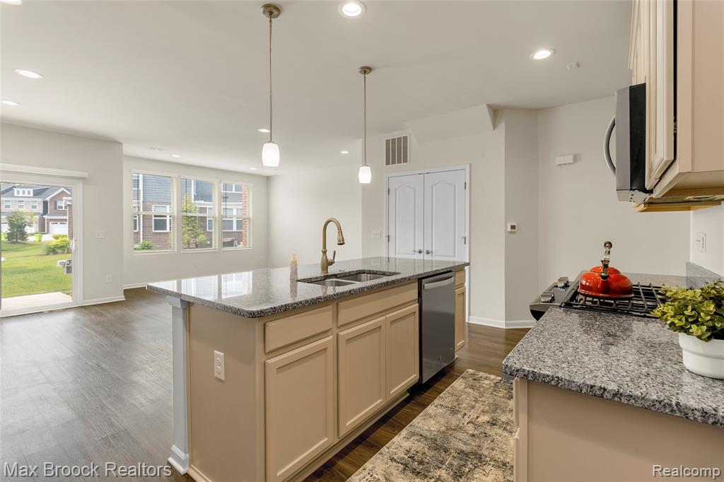 43474 CHANCELLOR Lane SE, Novi, MI — Photo 10
