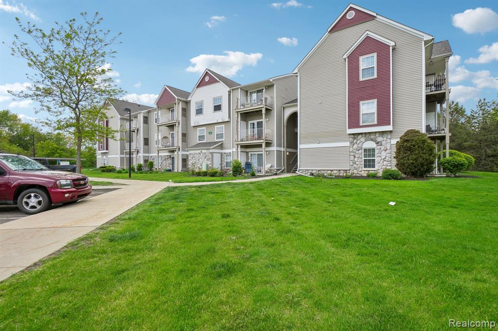 15240 Silver Parkway, APT 306, Fenton, MI 48430 — Photo 2