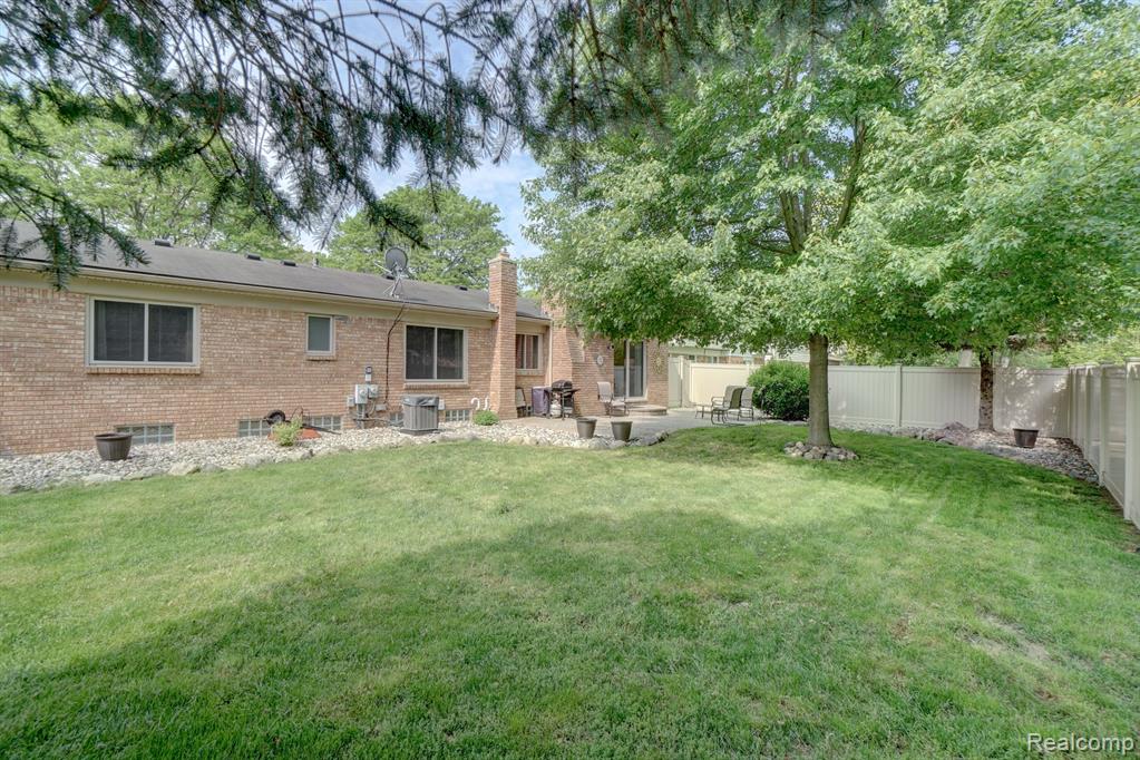 5760 LARKINS Drive, Troy, MI 48085 — Photo 33