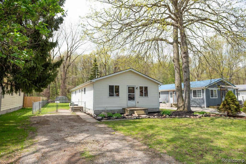 9114 ISLAND Drive, Clay, MI 48001 — Photo 2