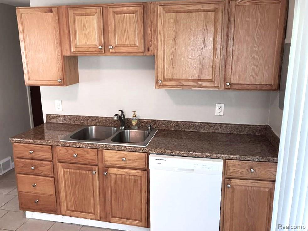 577 E HUDSON Avenue, Madison Heights, MI 48071 — Photo 11