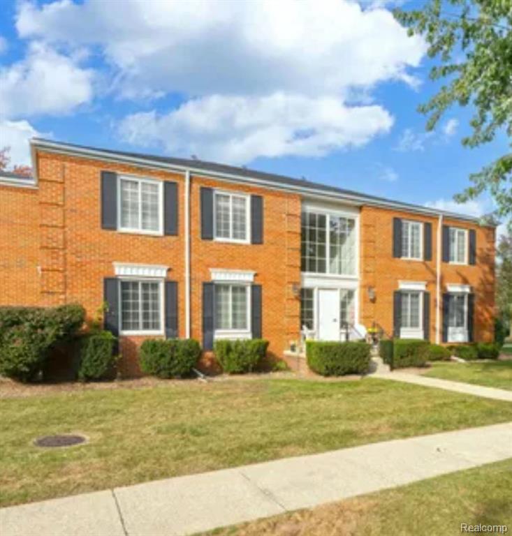 676 E FOX HILLS Drive, Bloomfield Hills, MI 48304 — front exterior