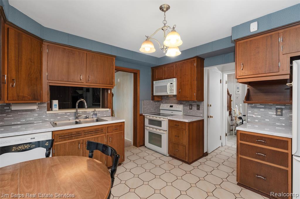 20114 Fairway Drive, Grosse Pointe Woods, MI 48236 — Photo 11