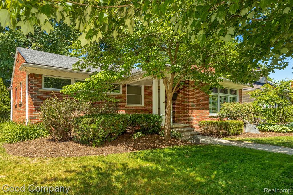 802 Orchard View Drive, Royal Oak, MI 48073 — Photo 2