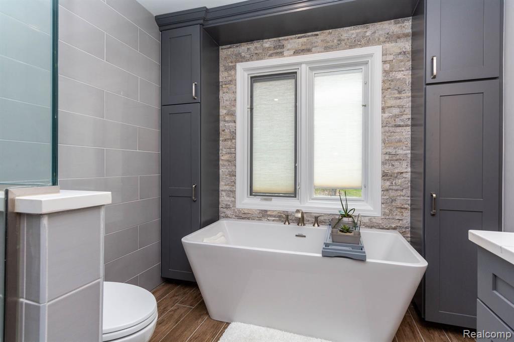 45515 EMERALD FOREST Drive, Novi, MI — Photo 33