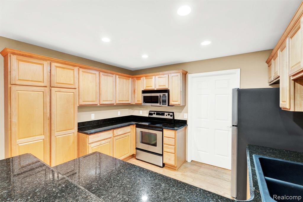 5379 Twin Oaks Drive, Sterling Heights, MI 48314 — Photo 17
