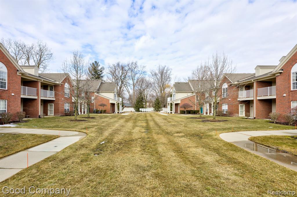 29567 NOTTINGHAM Circle, Livonia, MI 48152 — Photo 32
