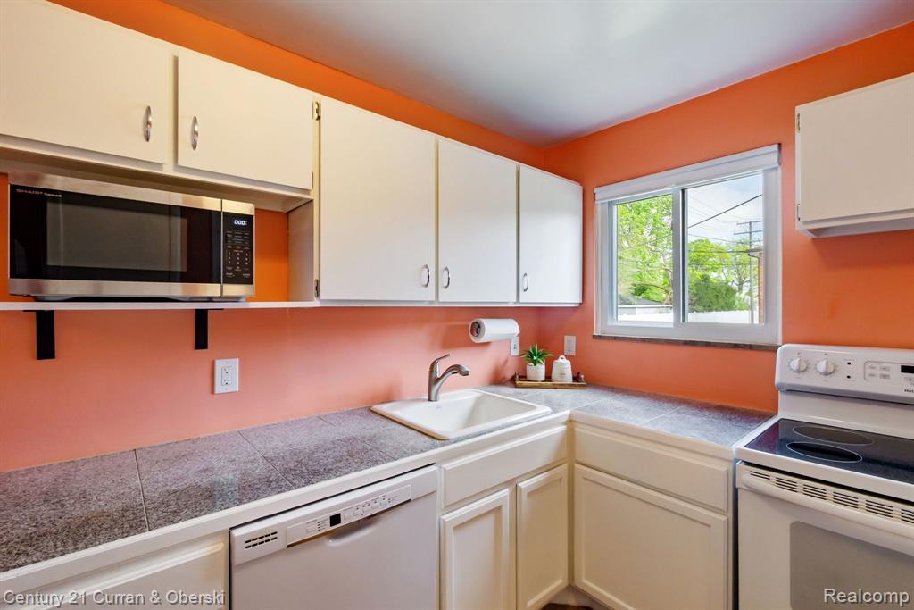 9917 MIDDLEBELT Road, Livonia, MI 48150 — Photo 19