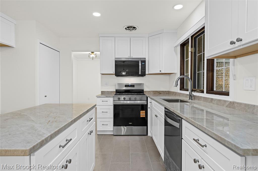 28977 Lake Park Dr. Drive, Farmington, MI 48331 — Photo 6