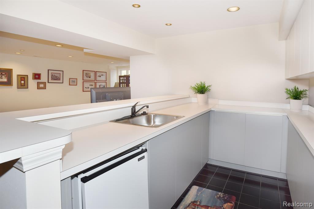 4074 Cranbrook Court, Bloomfield Hills, MI 48301 — Photo 36