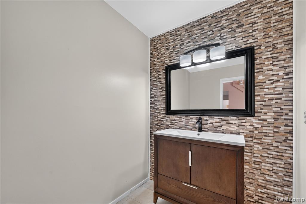 6153 Pickwood Drive, West Bloomfield, MI — Photo 16