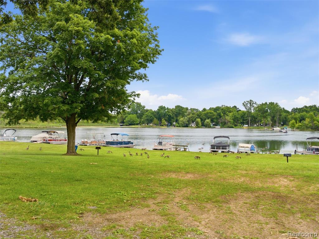 5565 Crescent Road, Waterford, MI 48327 — Photo 59