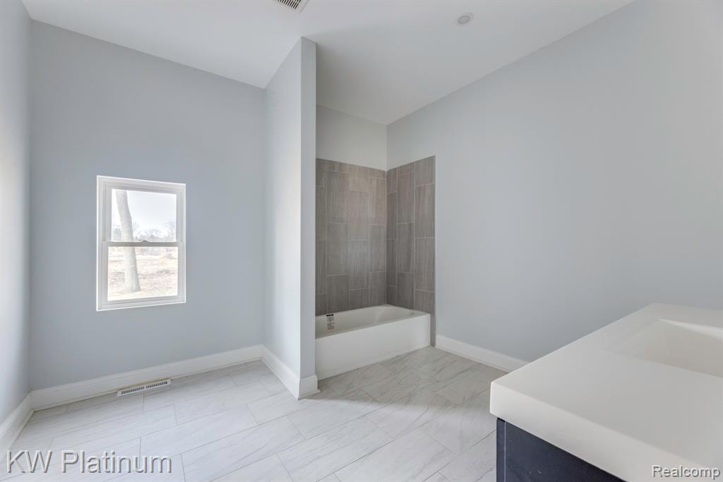 2819 Ravenswood Road, Port Huron, MI 48060 — Photo 12