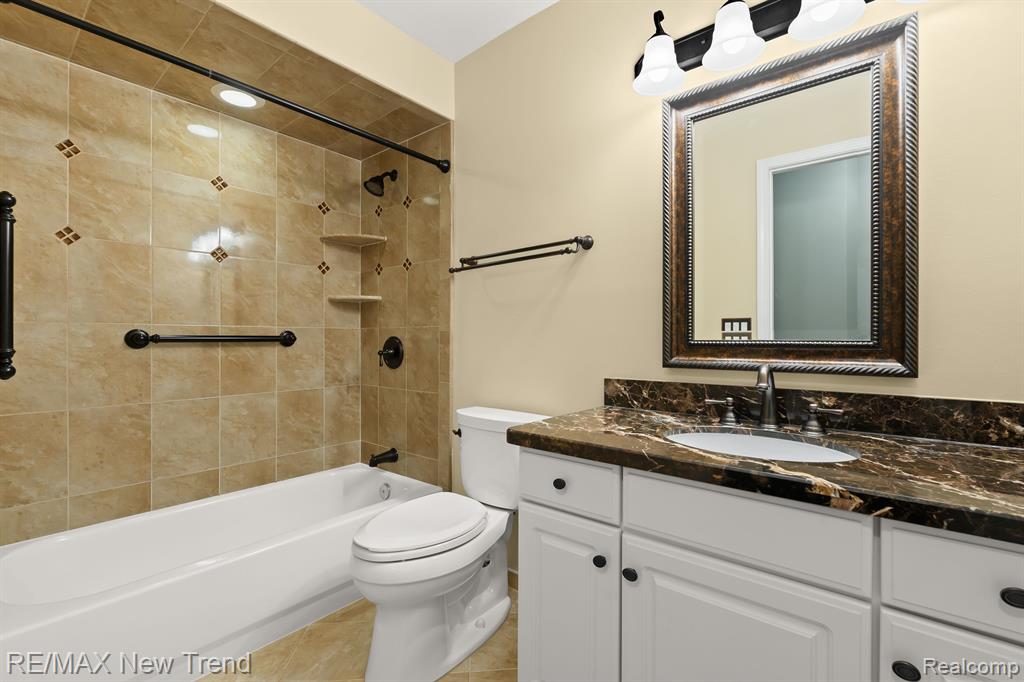 35163 KNOLLWOOD Lane, Farmington Hills, MI 48335 — Photo 20