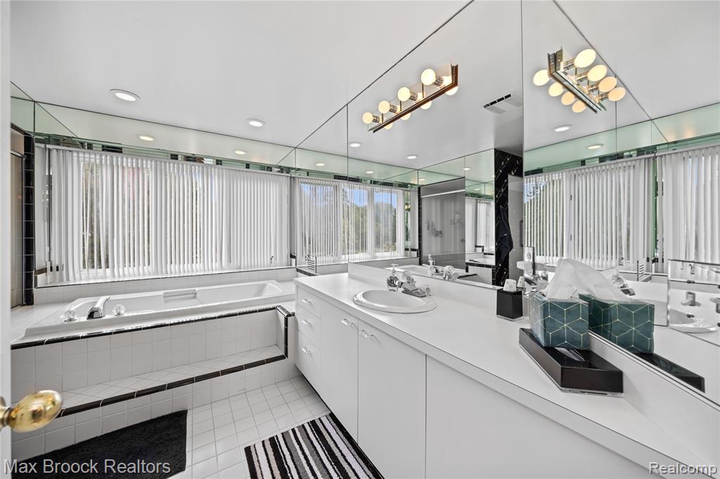 6684 Stonebridge E, West Bloomfield, MI — Photo 43
