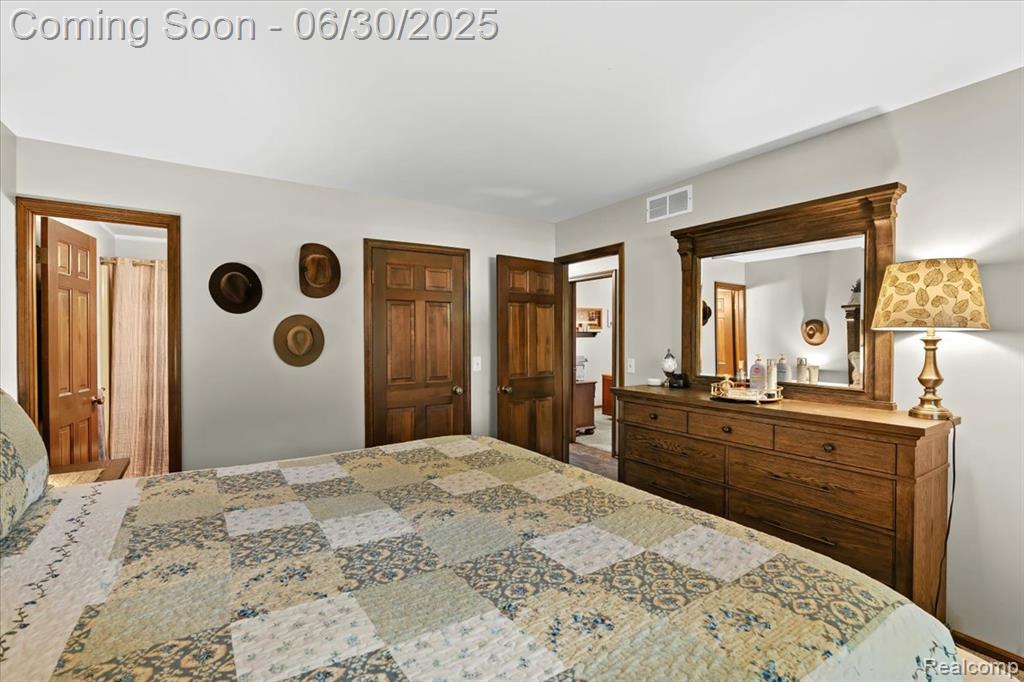 7248 Parkwood Drive, Fenton, MI 48430 — Photo 18