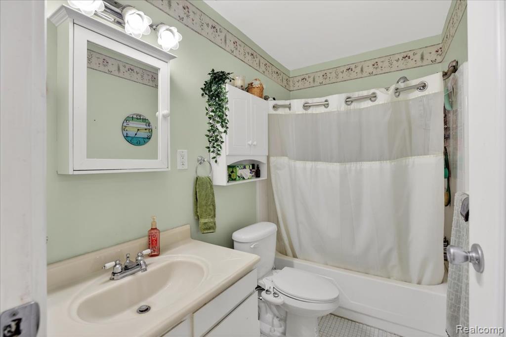 1878 Colonial Village Way, 4, Waterford, MI 48328 — Photo 18