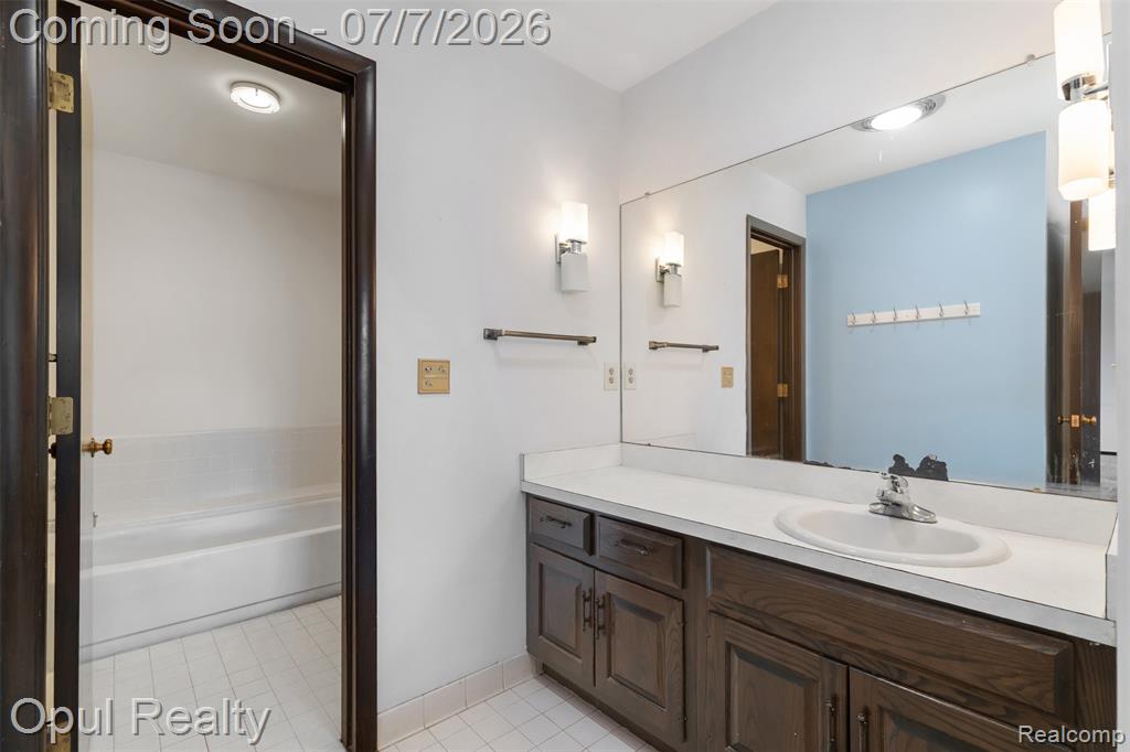 3961 Chablis Street, West Bloomfield, MI 48323 — Photo 33