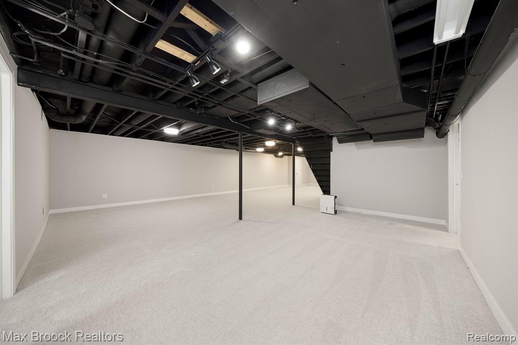 5240 CLARENDON CREST Street, Bloomfield Hills, MI 48302 — Photo 39