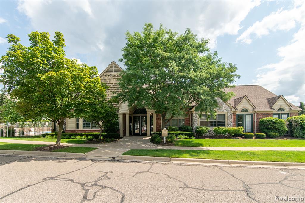 221 OAKBROOKE Drive, 5, South Lyon, MI 48178 — Photo 21