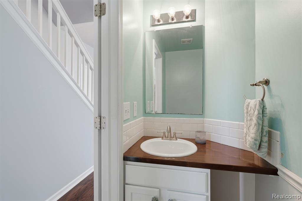 1099 Carriage Hill Drive, Fenton, MI 48430 — Photo 18