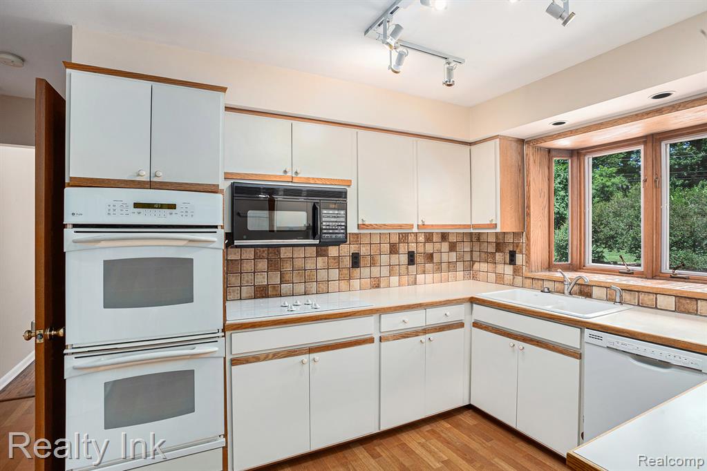 458 Shagbark Drive, Rochester Hills, MI 48309 — Photo 3