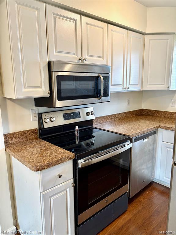 42499 PLYMOUTH HOLLOW Drive, 32, Plymouth, MI 48170 — Photo 9