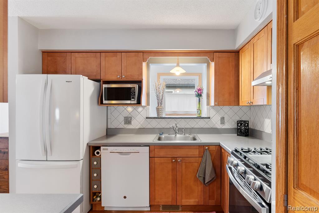 4945 WALKER Drive, Brighton, MI 48114 — Photo 9