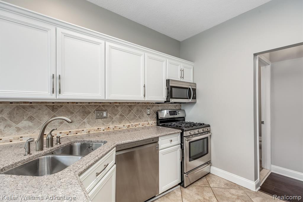 49573 DONOVAN Boulevard, Plymouth, MI 48170 — Photo 14