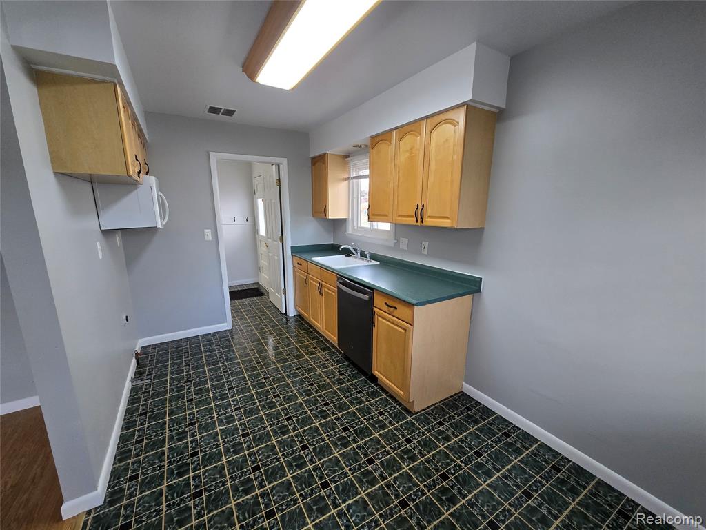 4694 Ziegler Street, Dearborn Heights, MI 48125 — Photo 3