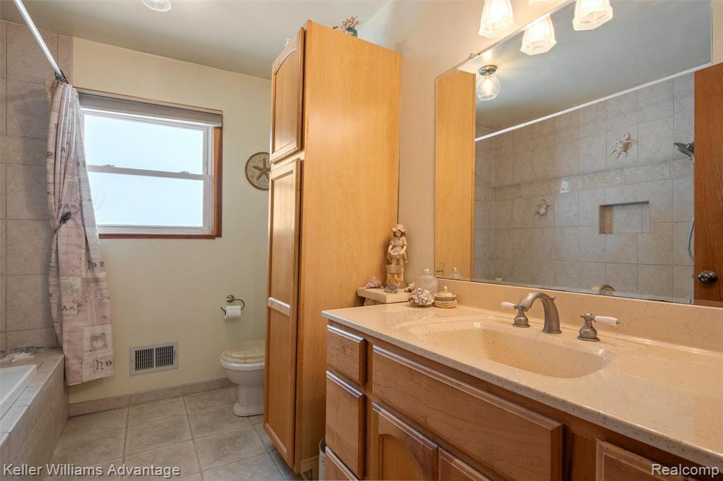 340 Angola Street, Wolverine Lake, MI 48390 — Photo 26