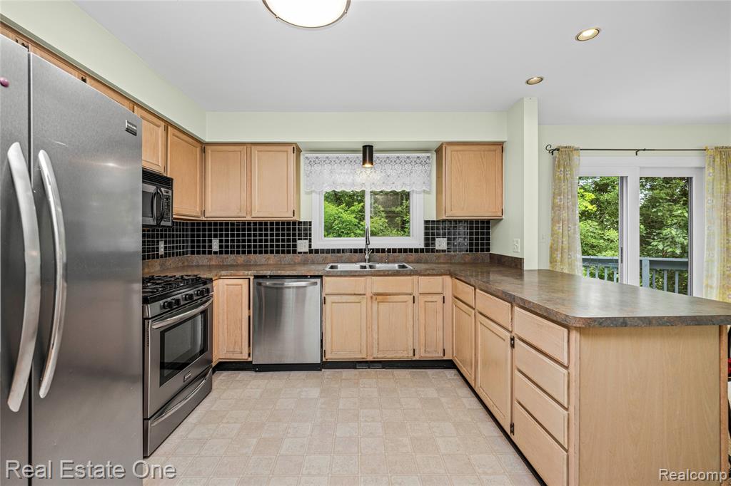 4642 Ponderosa Street, Commerce Twp, MI 48382 — Photo 12