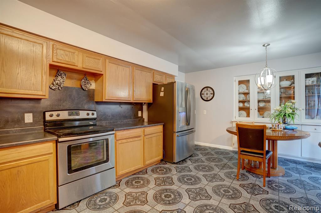 4048 W CARPENTER Road, Flint, MI 48504 — Photo 10