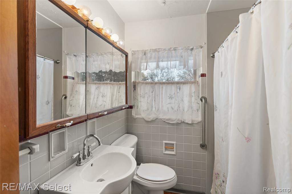 4298 Farmcrest Street, Burton, MI 48509 — Photo 19