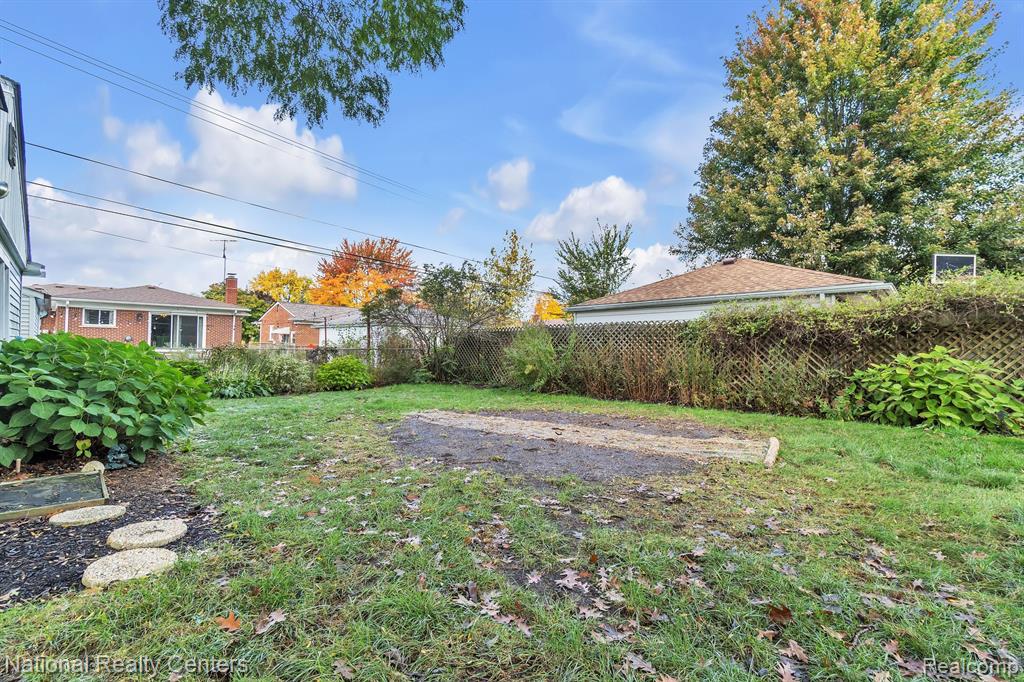 9001 E PERRIN Street, Livonia, MI 48150 — Photo 40