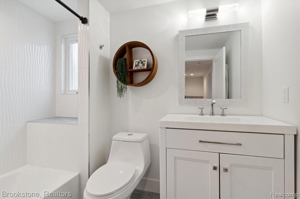 633 DETROIT Avenue, Lake Orion, MI 48362 — Photo 57