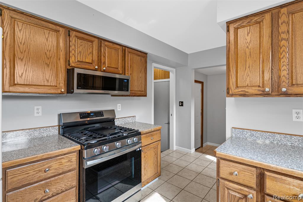 4303 Pratt Avenue, Grand Blanc, MI 48439 — Photo 14