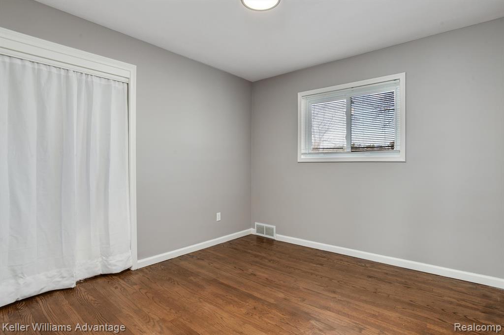 547 E SUMMIT Street, Milford, MI 48381 — Photo 12