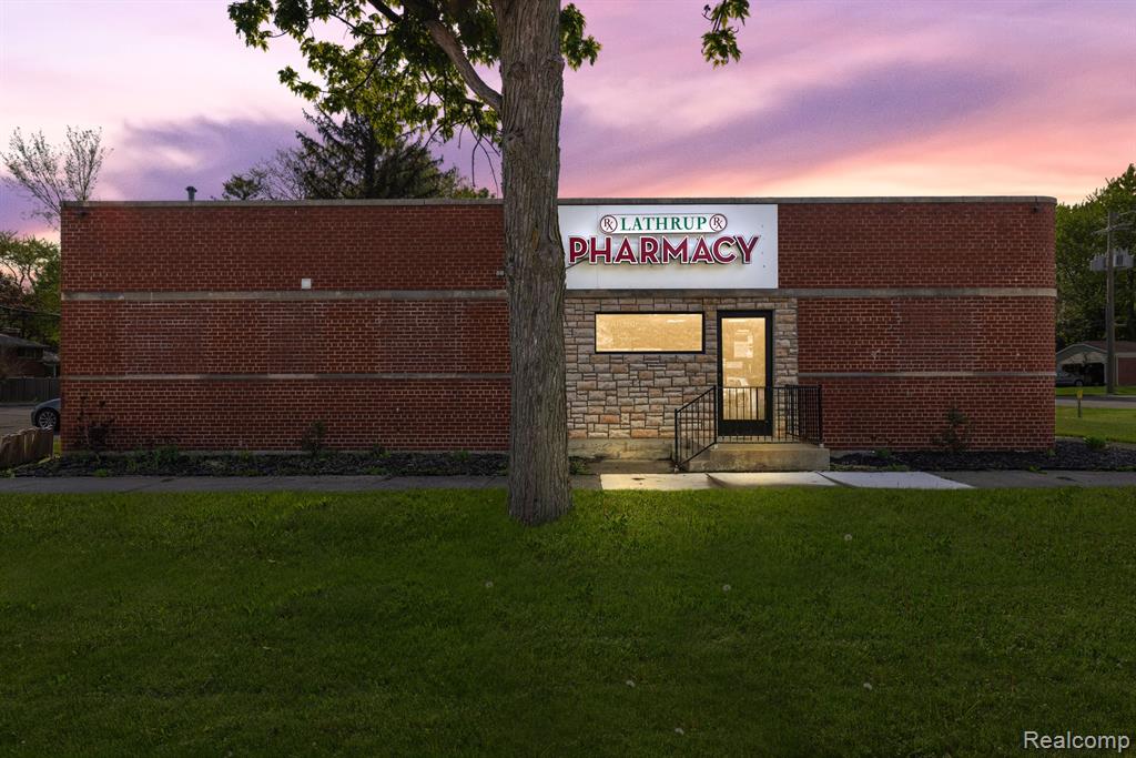 27241 SOUTHFIELD Road, Lathrup Village, MI 48076