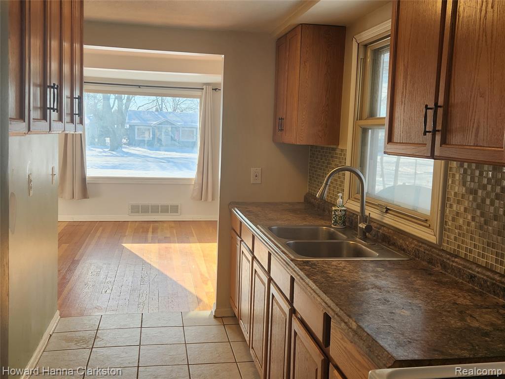 5748 Graves Street, Waterford, MI 48327 — Photo 5
