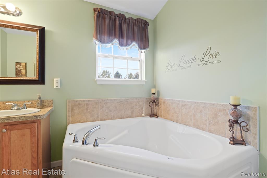 4028 Grand Oaks Court, Burton, MI 48519 — Photo 30