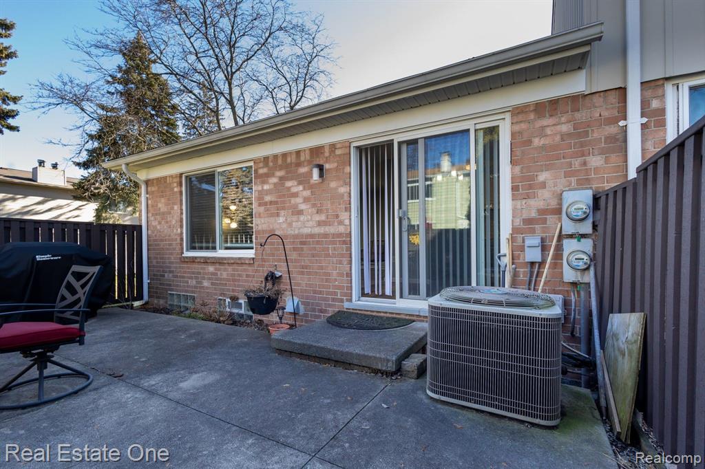 1882 NEWPORTE CT, 242, Royal Oak, MI 48073 — Photo 16