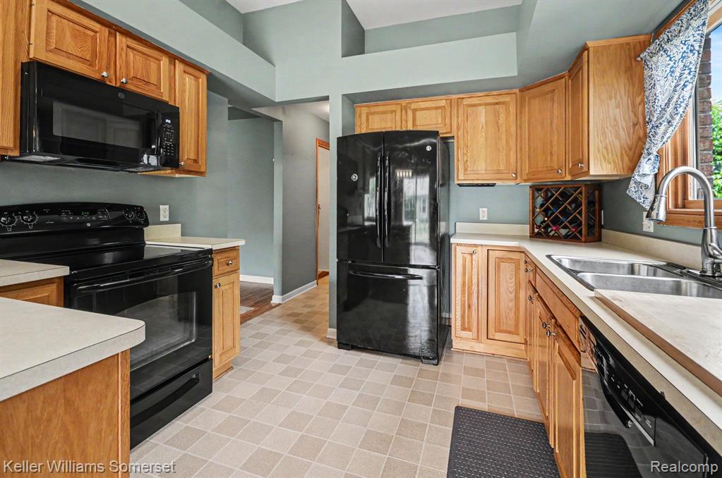 4432 Thornwood Court, Warren, MI 48092 — Photo 9